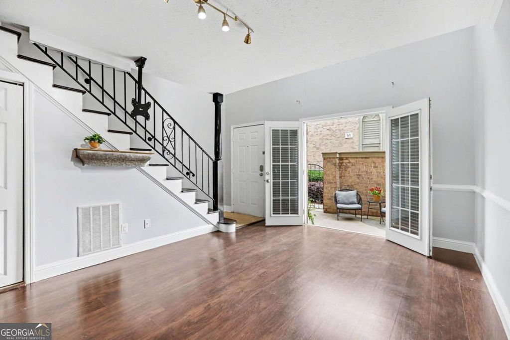 Photo of 6980 Roswell Road #L3, Atlanta, GA 30328 (MLS # 10773954)