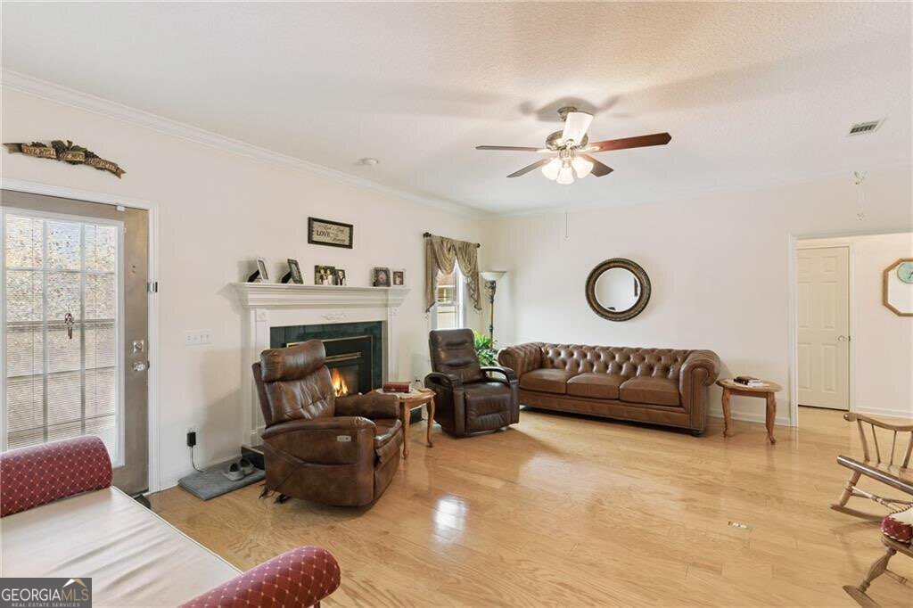 932 Hitching Post LN