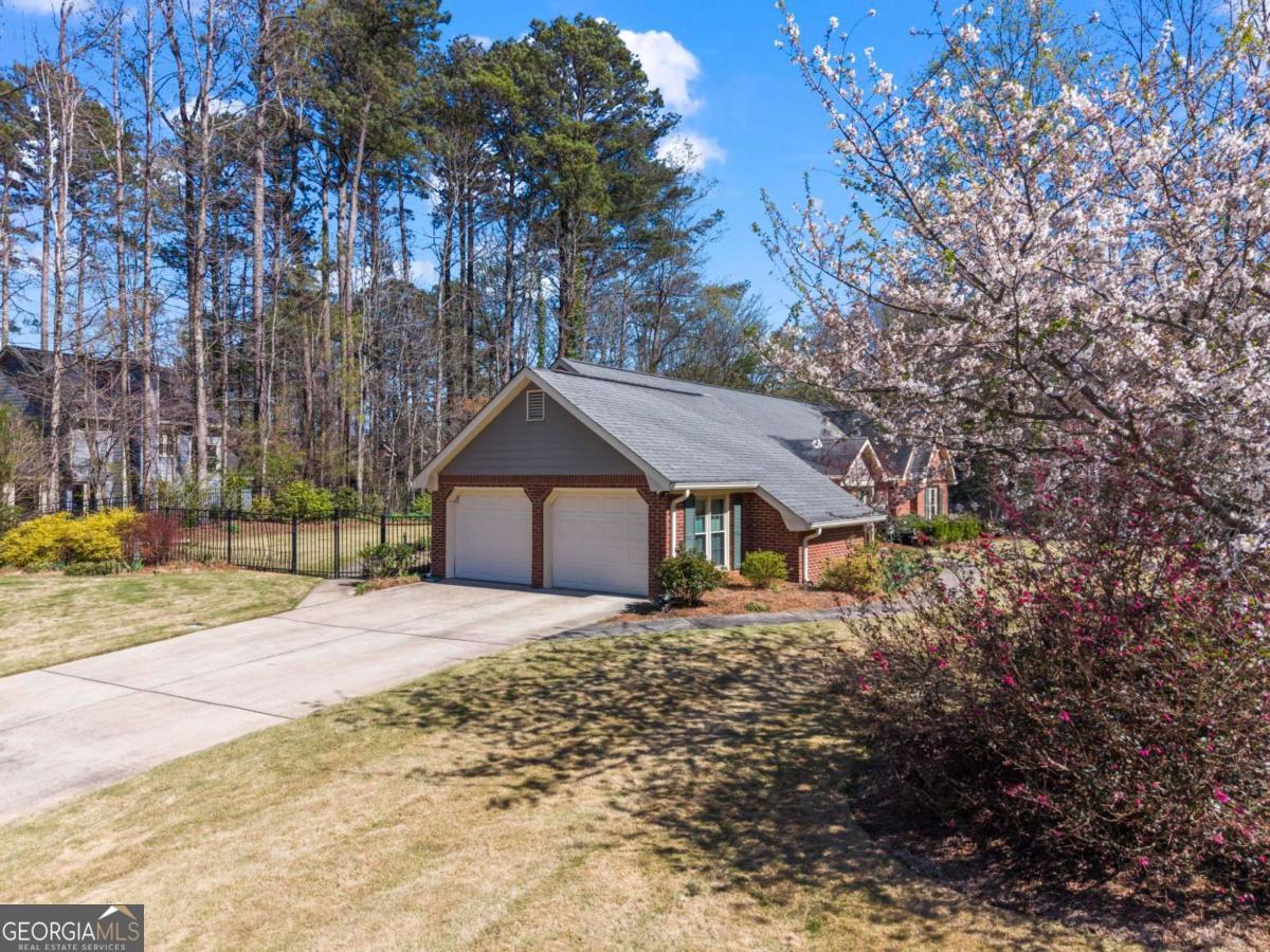 146 Lakeside DR NW