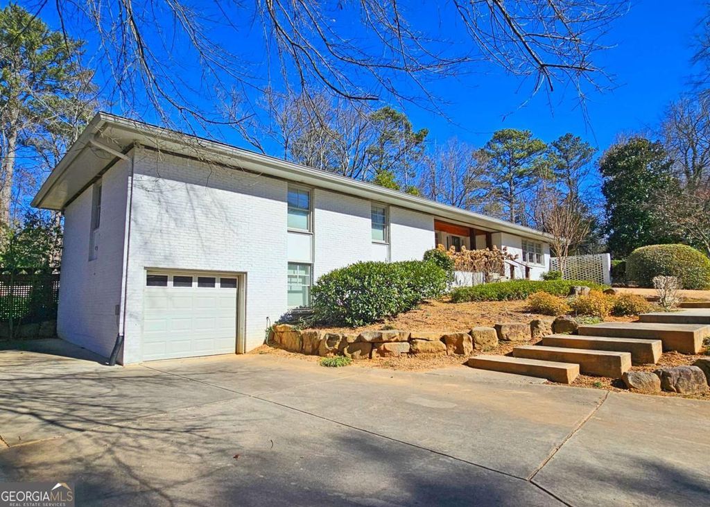 Photo of 1131 Milmar Drive NW, Atlanta, GA 30327 (MLS # 10692878)