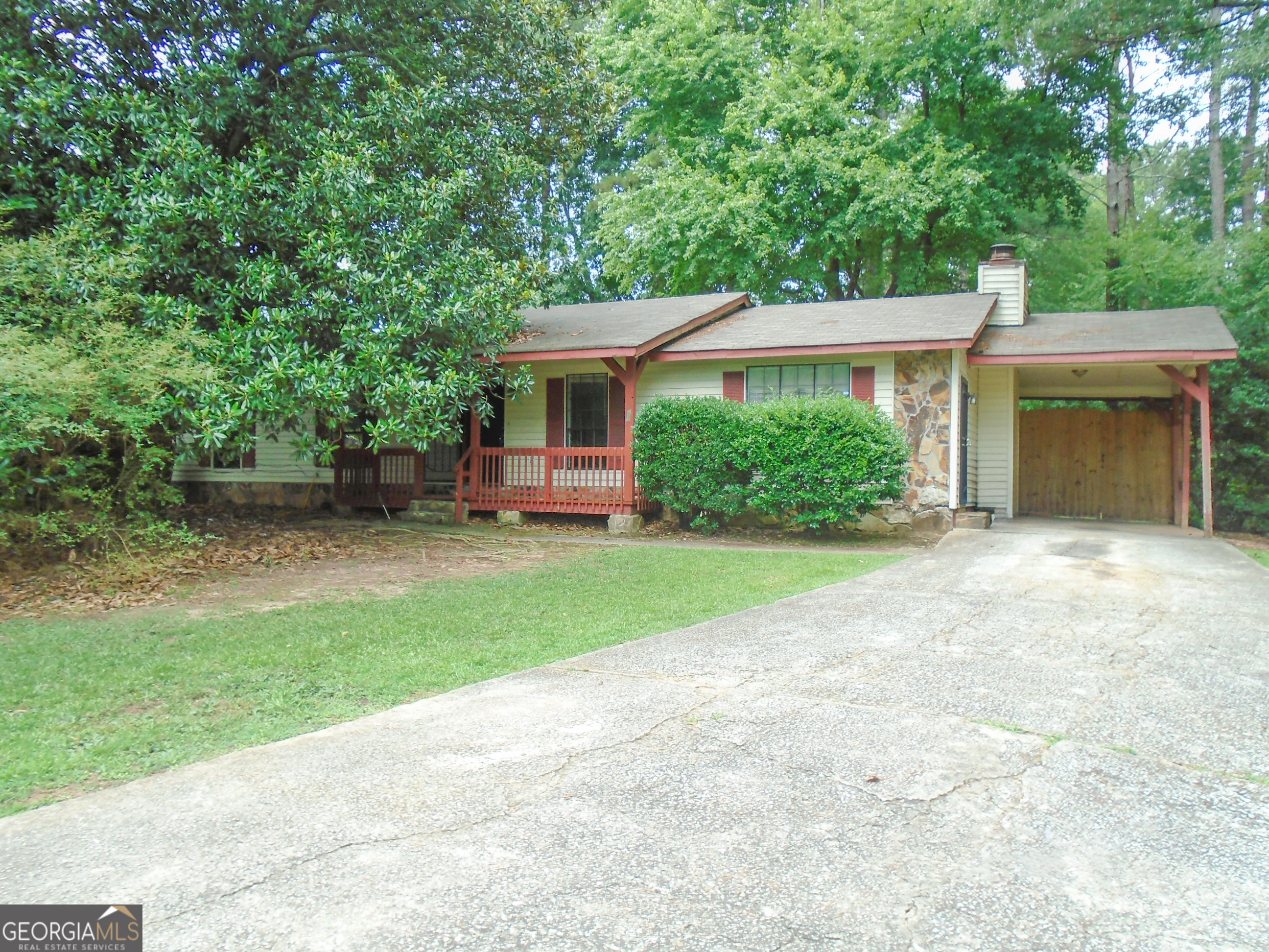 Welcome to this charming 3-bedroom, 2-bathroom ranch-style home, perfectly nestled on a spacious corner lot and offering a blend of comfort, convenience, and privacy. Whether you're a first-time homebuyer, growing family, or someone who values outdoor space, this residence has something for everyone.