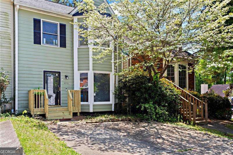 Adorable 2/2 Roomate Plan Townhome ready for you to move in. Located near Marietta Square,Downtown Smyrna, Silver Comet Trail, Trust Park, schools, shopping 285/75 this is an ideal location. Pet friendly with a fenced in back yard. Bright and airy this will feel like home right away. New LVP flooring, New Back and front deck too.