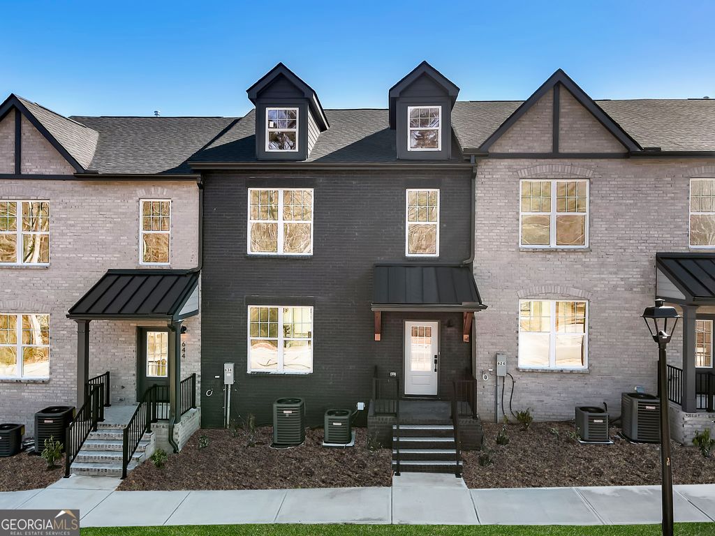 Photo of 634 Oakleaf Grove Lane, Sugar Hill, GA 30518 (MLS # 10685399)