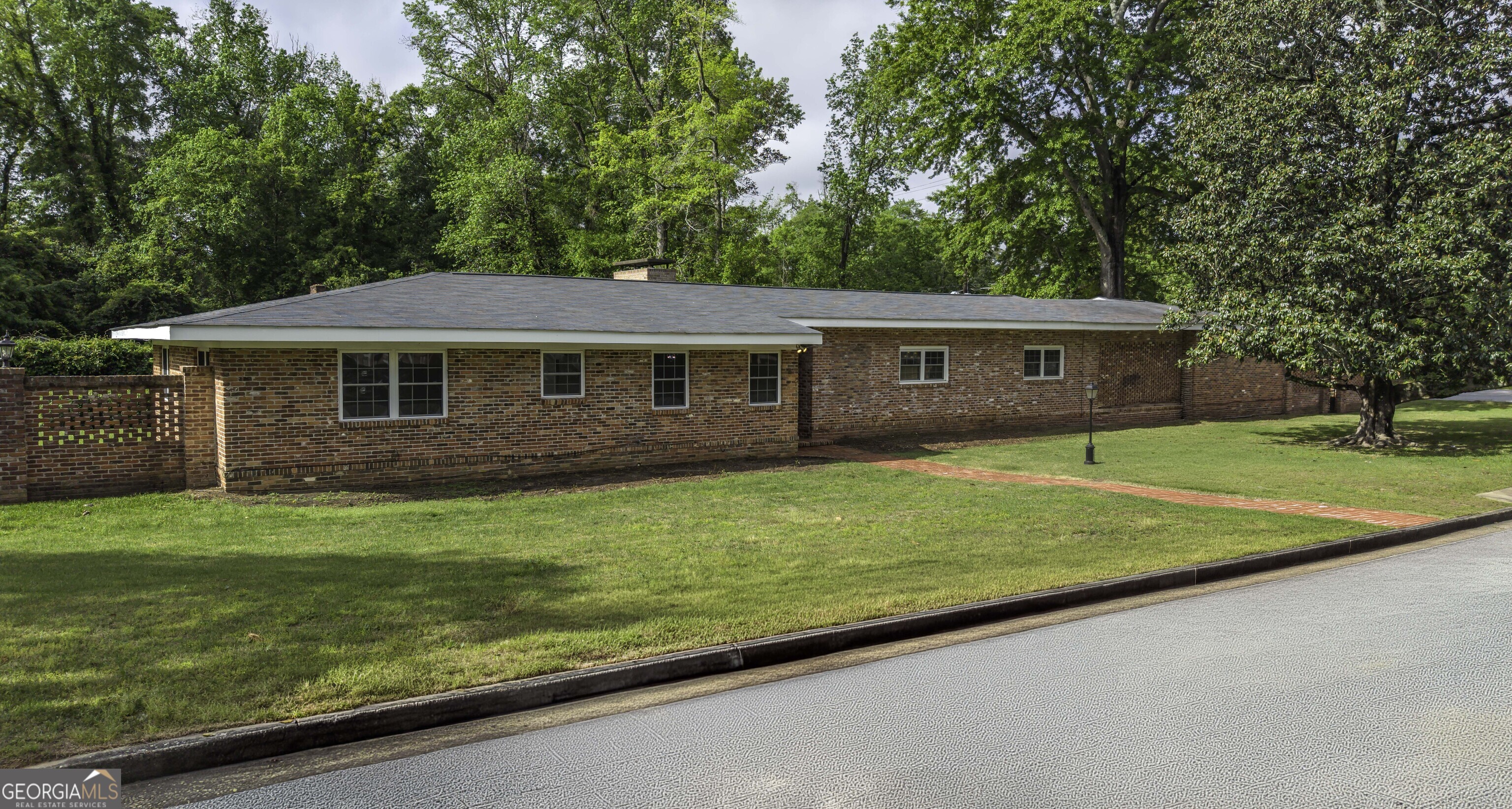 1918 Country Club RD