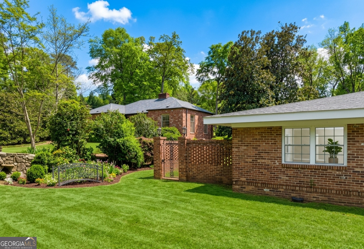 1918 Country Club RD