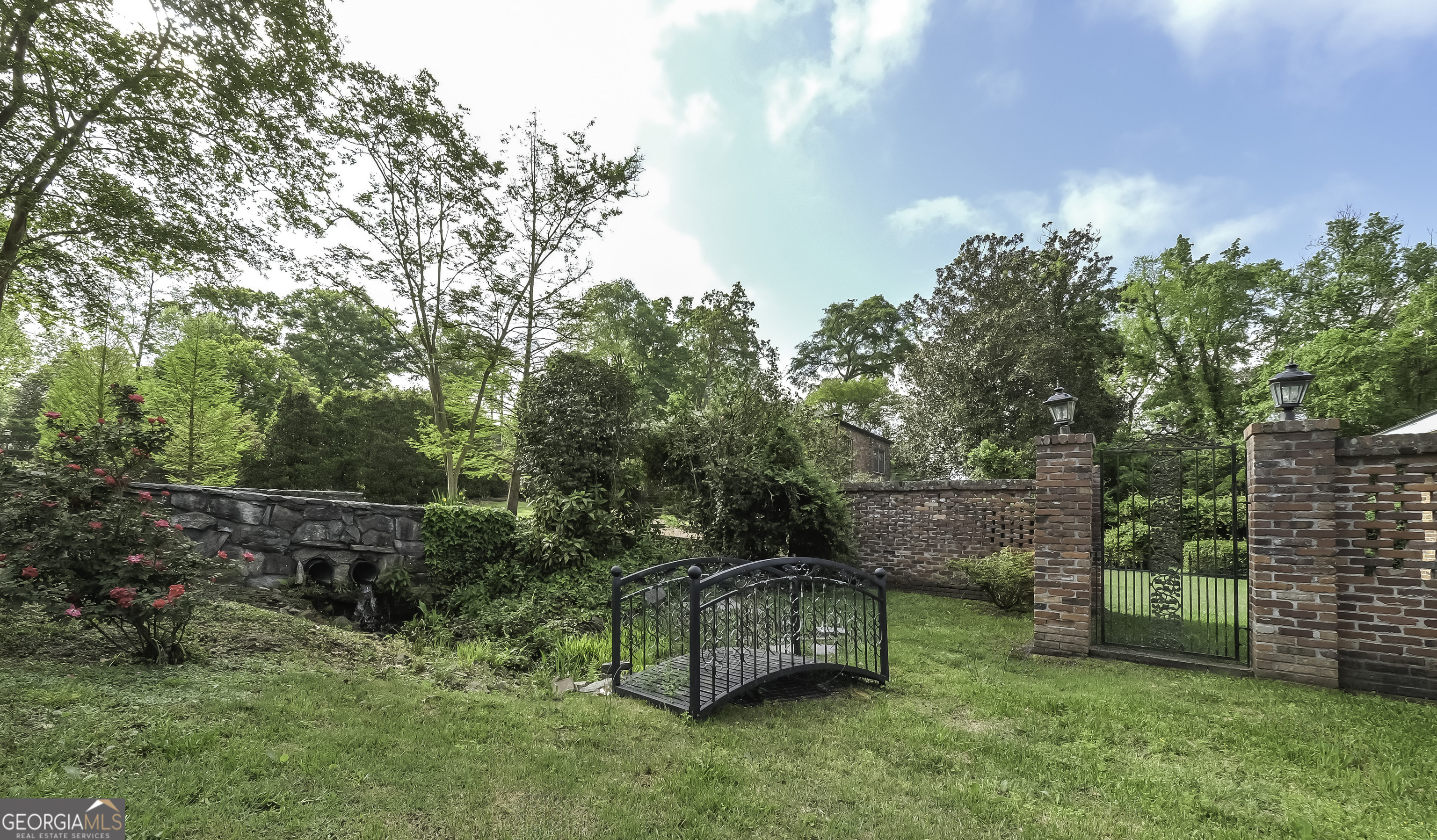 1918 Country Club RD