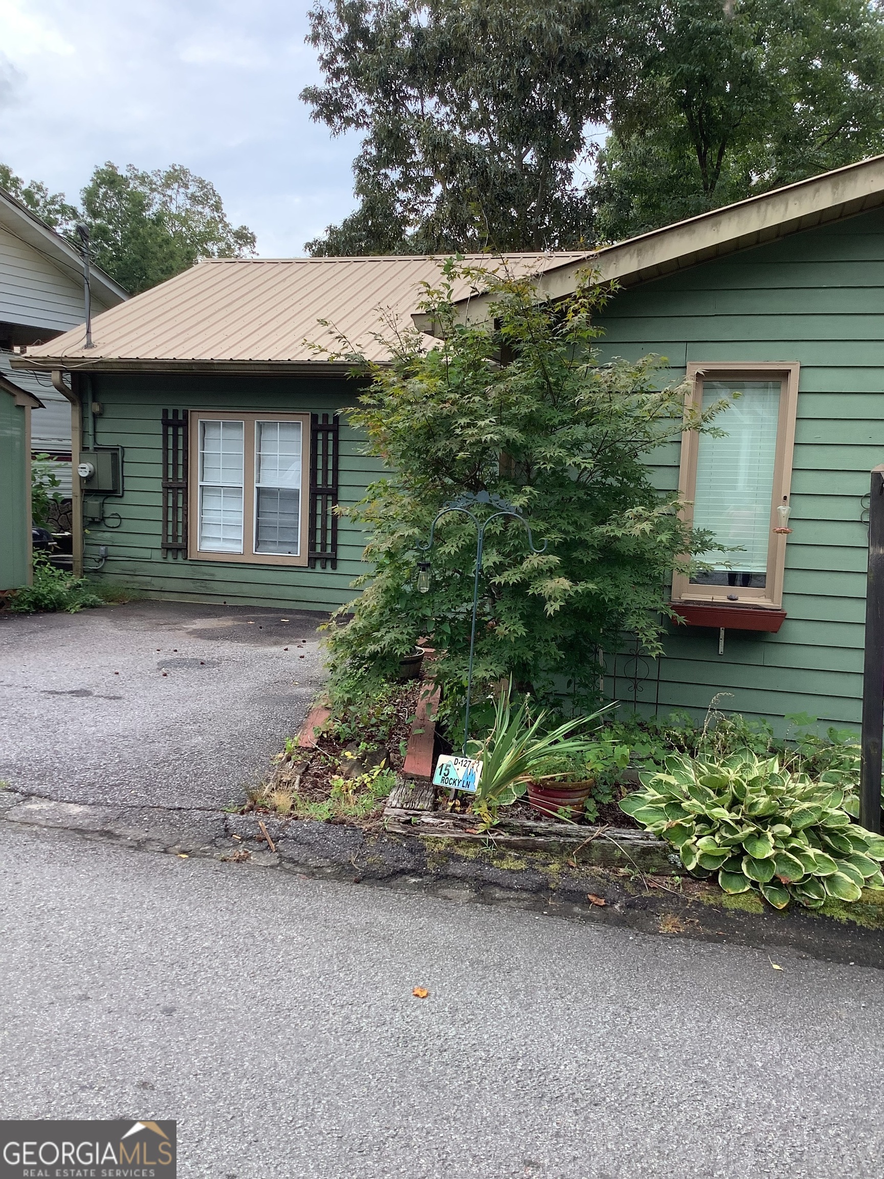 15 Rocky LN
