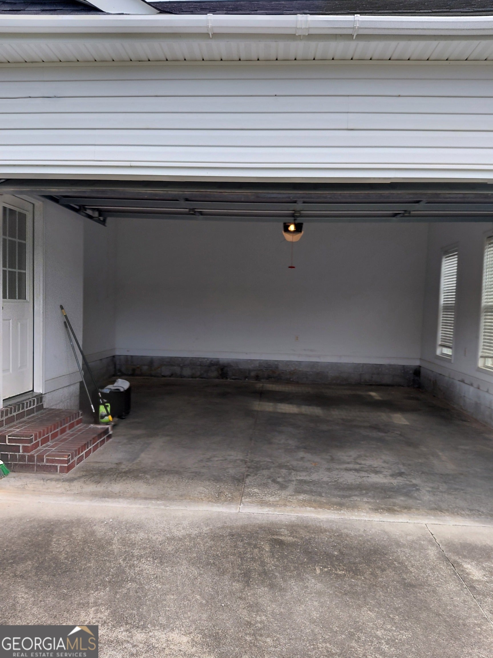 585 Live Oak WAY