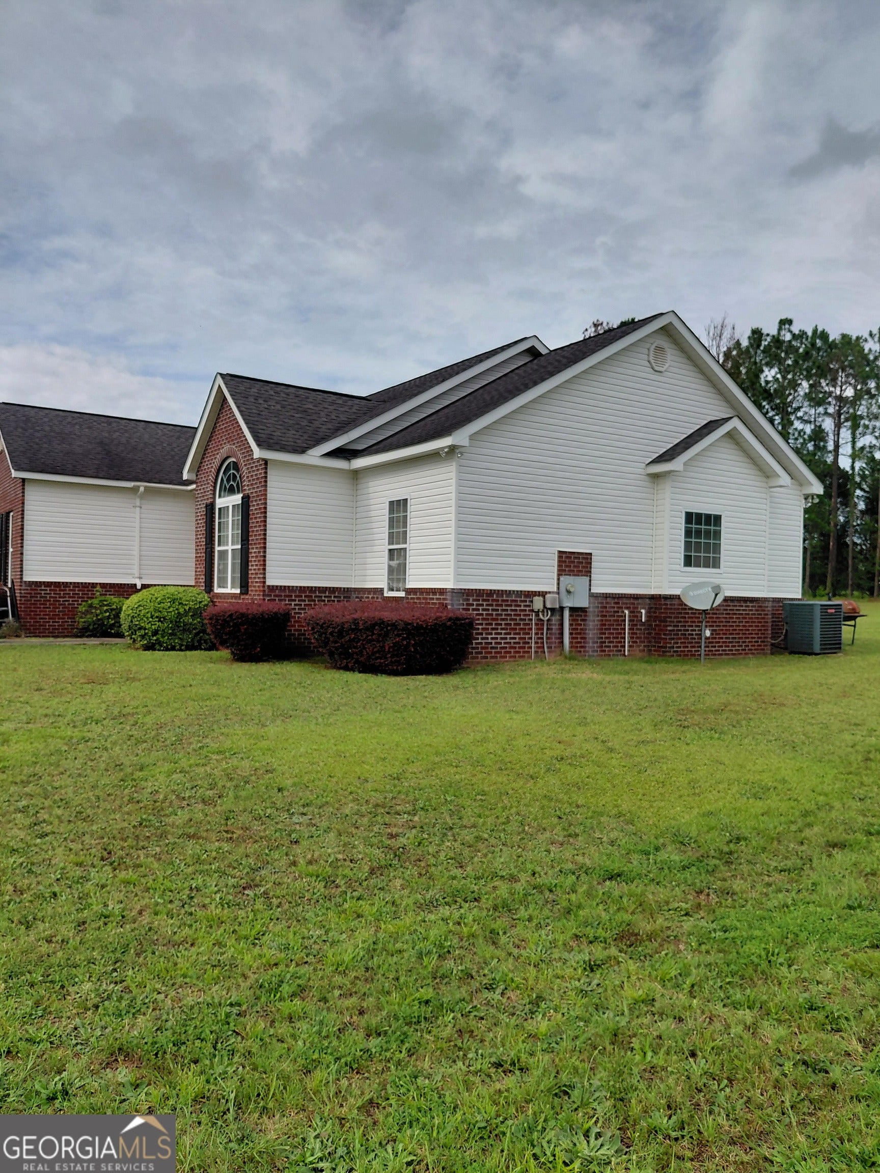 585 Live Oak WAY