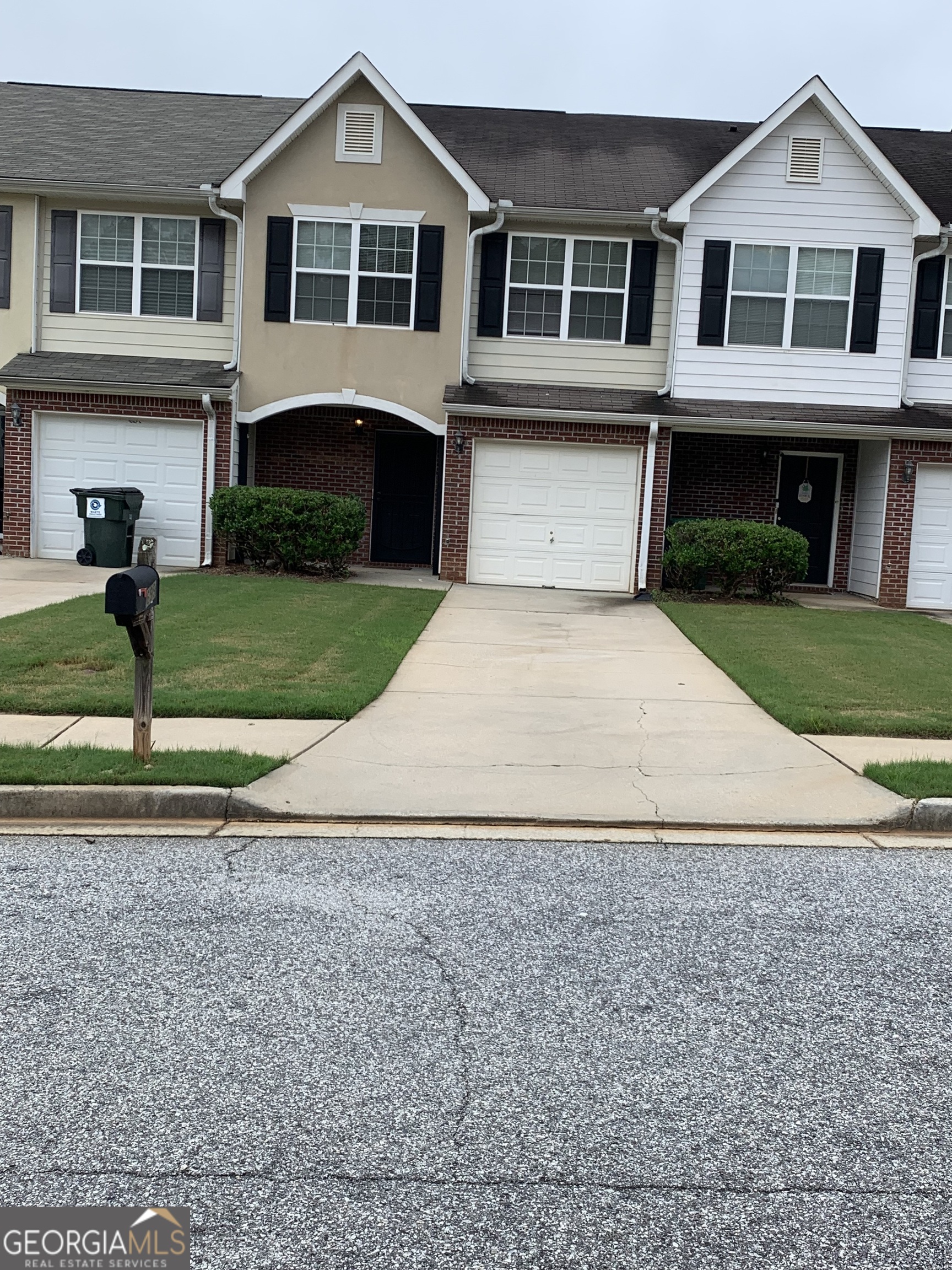 Wow!Wow! What a Beauty,Fit for a King or Queen.Bring your Pickie Buyer.Beautiful Floors,New Carpet,Clean to the Bone!!This Home is Waiting for a Lucky Home Buyer. AC Unit Serviced an ready.Backyard Ready for The Family.Vacant Show Anytime!!