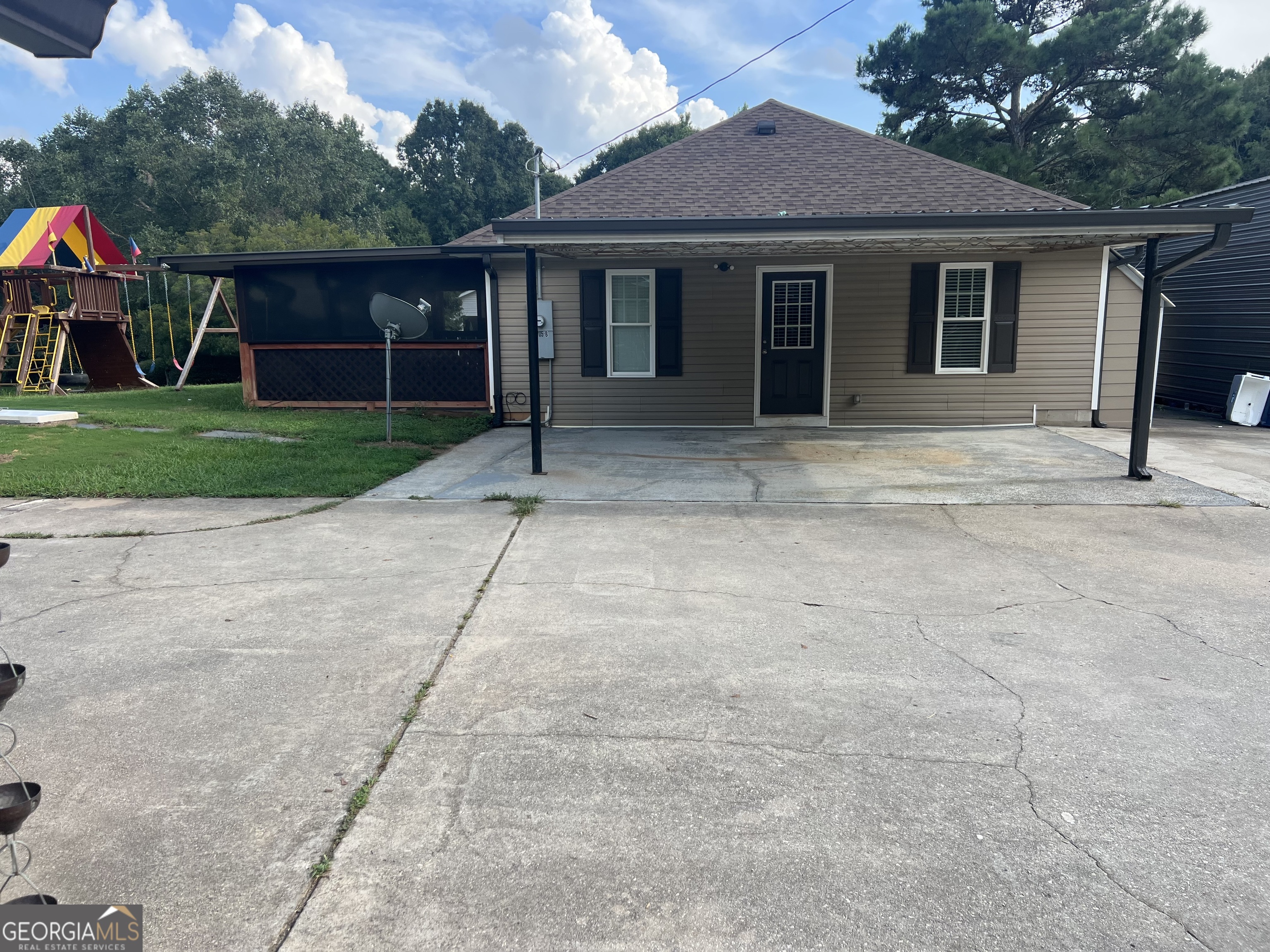 adorable 2 bed 1 bath home in South Palmetto. Close to the interstate, only 20 minutes to the airport. Newly renovated with vinyl plank floors and new kitchen. Huge screened porch. Nice rental. All utilities included except internet. Pets will be considered. call about pets.