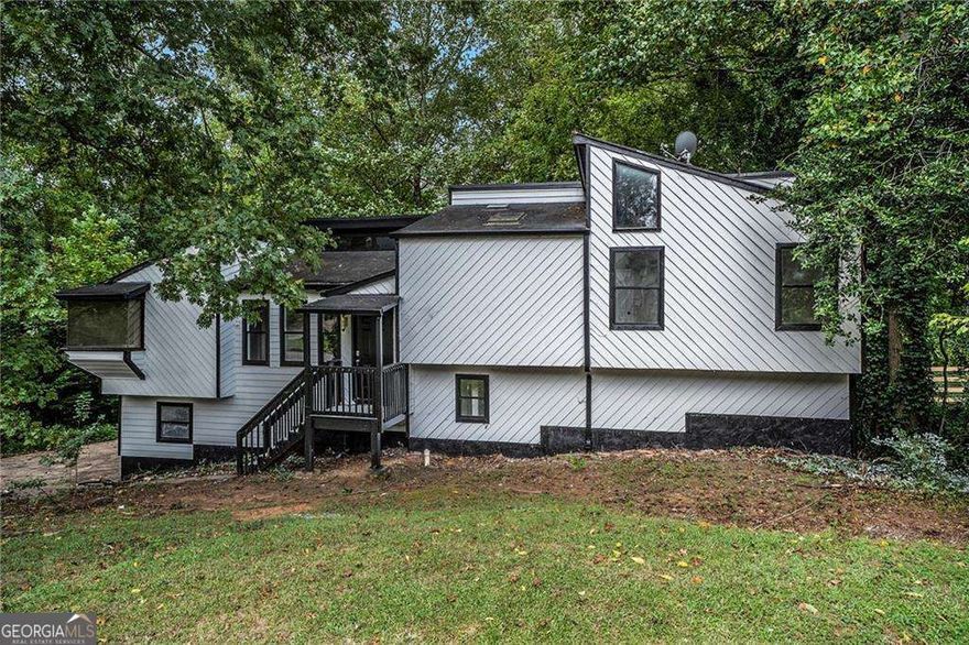 This unique 3-bedroom, 2.5-bathroom home in Marietta, GA, offers a well-equipped kitchen, open living and dining areas, and a spacious outdoor deck. Conveniently located near the Town Center at Cobb with quick access to I-75 and I-575, itCOs perfect for easy living and commuting. The master suite features an en-suite bathroom, and thereCOs a versatile bonus room for extra space. DonCOt miss out on this comfortable and stylish home!