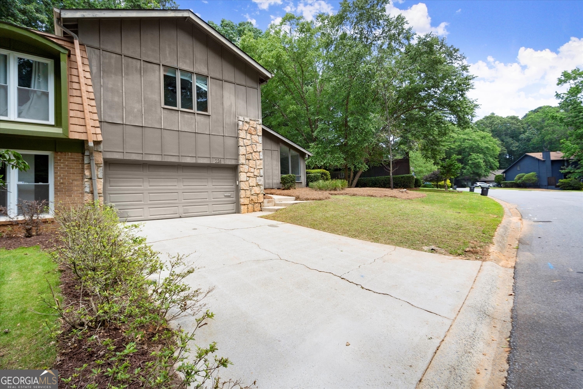 225 Lakeview RDG W
