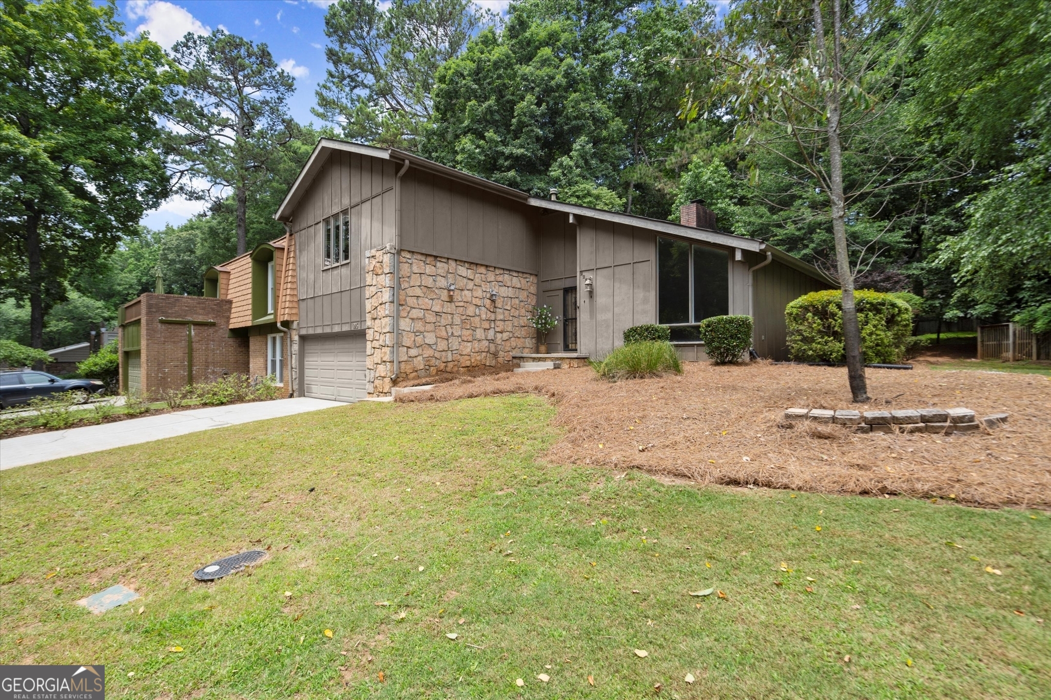 225 Lakeview RDG W