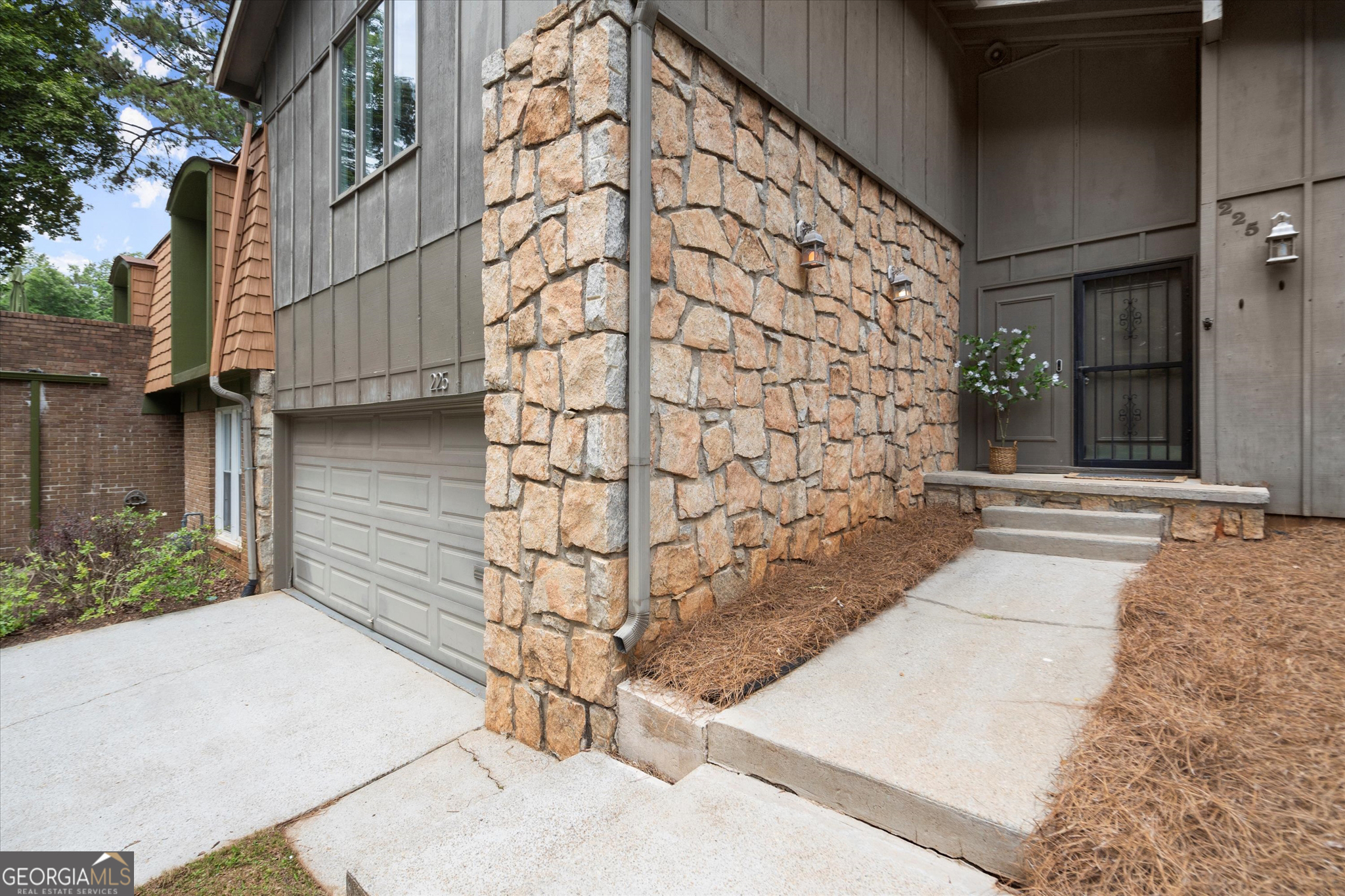 225 Lakeview RDG W