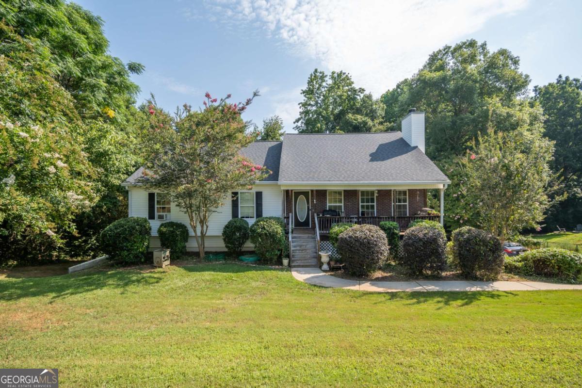 Convenient to Athens and Hwy 129 for easy access to I-85! Home on unfinished basement in smaller quiet community.