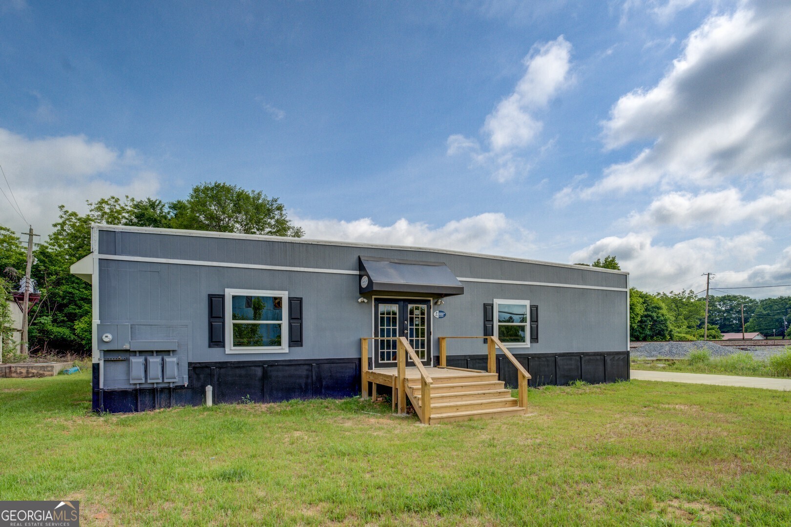 Newly renovated office building for lease. Everything is new including concrete driveway and parking. Fresh paint light fixtures. Includes 6 offices, conference room, and kitchen. Call to view this one today!