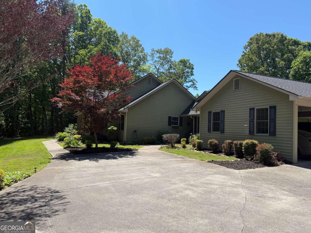 96 Oakridge LN