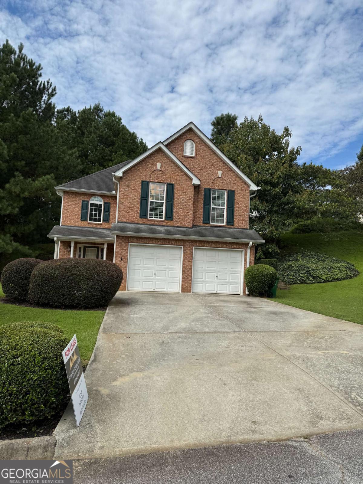 GREAT CURB APPEAL, 12 MONTH RENTAL. 1-MONTH SECURITY DEPOSIT AND A PET DEPOSIT REQUIRED. NO AGGRESSIVE BREEDS, ANIMALS APPROVED PROVIDED INSURANCE CAN BE OBTAINED. WALK INTO THIS TWO STORY FOYER HOME AND GO RIGHT TO 3 BEDS AND 2 FULL BAHTROOMS UPSTAIRS OR GO INTO LIVING ROOM AND SEE AN OPEN FLOOR PLAN WITH lIVING AREA, CUTE KITCHEN, DINING ROOM AND A HALF BATHROOM. VERY CONVENIENT TO HWY 78 AND STONE MOUNTAIN. SURPRA ON FRONT DOOR. THIS HOME IS PROFESSIONQLLY MANAGED.