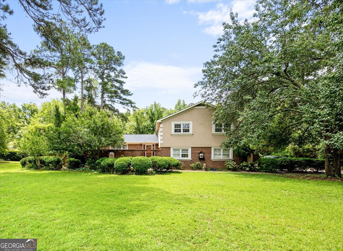 Welcome to 1414 Park Avenue, a spacious home in one of Perry's most desirable neighborhoods. With nearly 3700 square feet, this beautifully designed layout features two primary suites, an entertainment-ready den with a wet bar, and a sunny bonus room. Enjoy a gated courtyard entry and a fenced backyard - all set on nearly an acre just minutes from downtown.