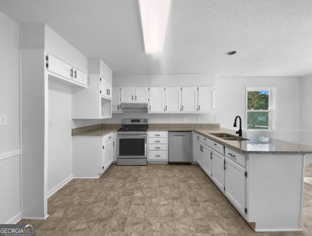 Photo of 180 Antebellum Way, Fayetteville, GA 30215 (MLS # 10674220)