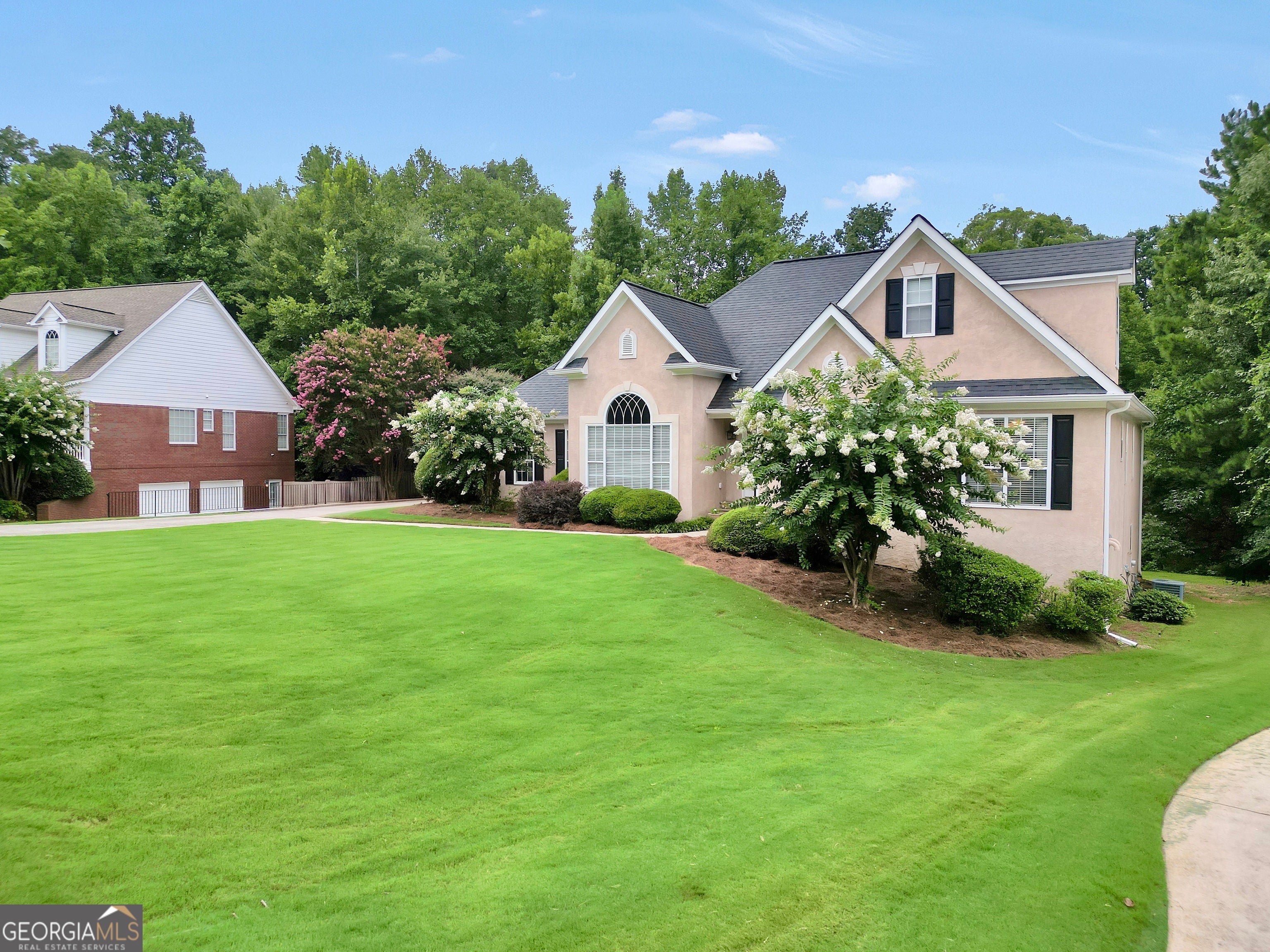 825 Deerwood DR