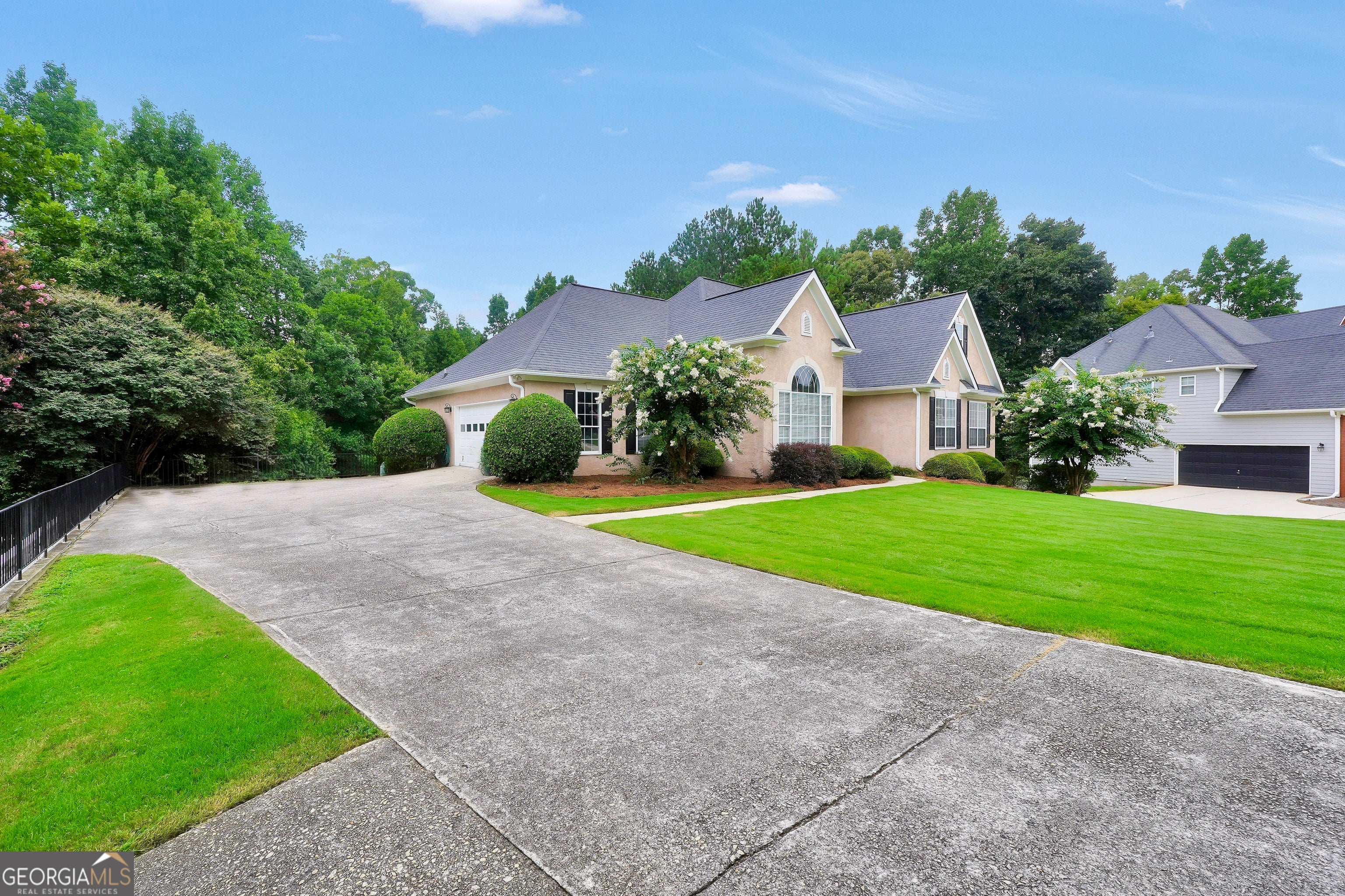 825 Deerwood DR