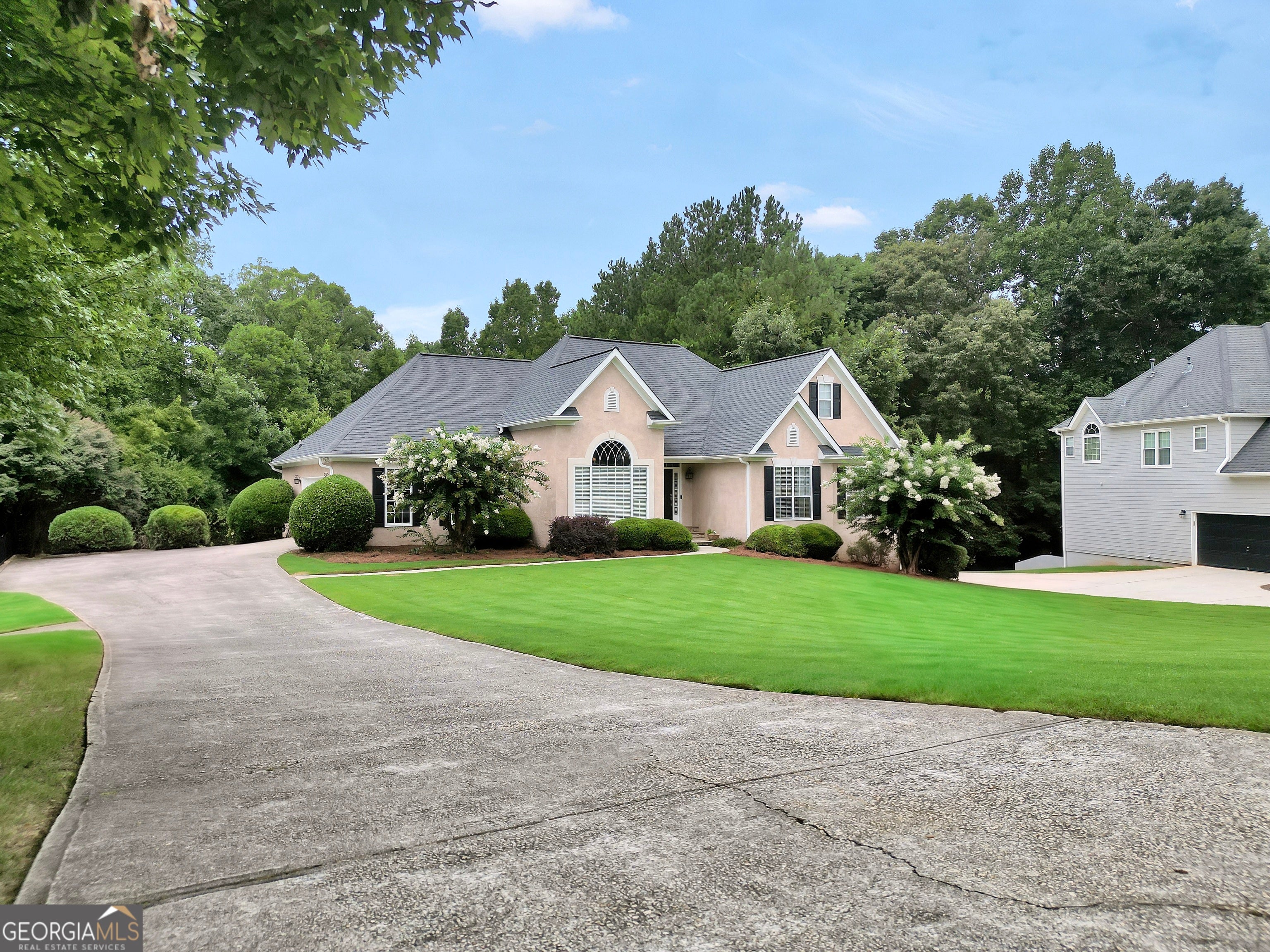 825 Deerwood DR