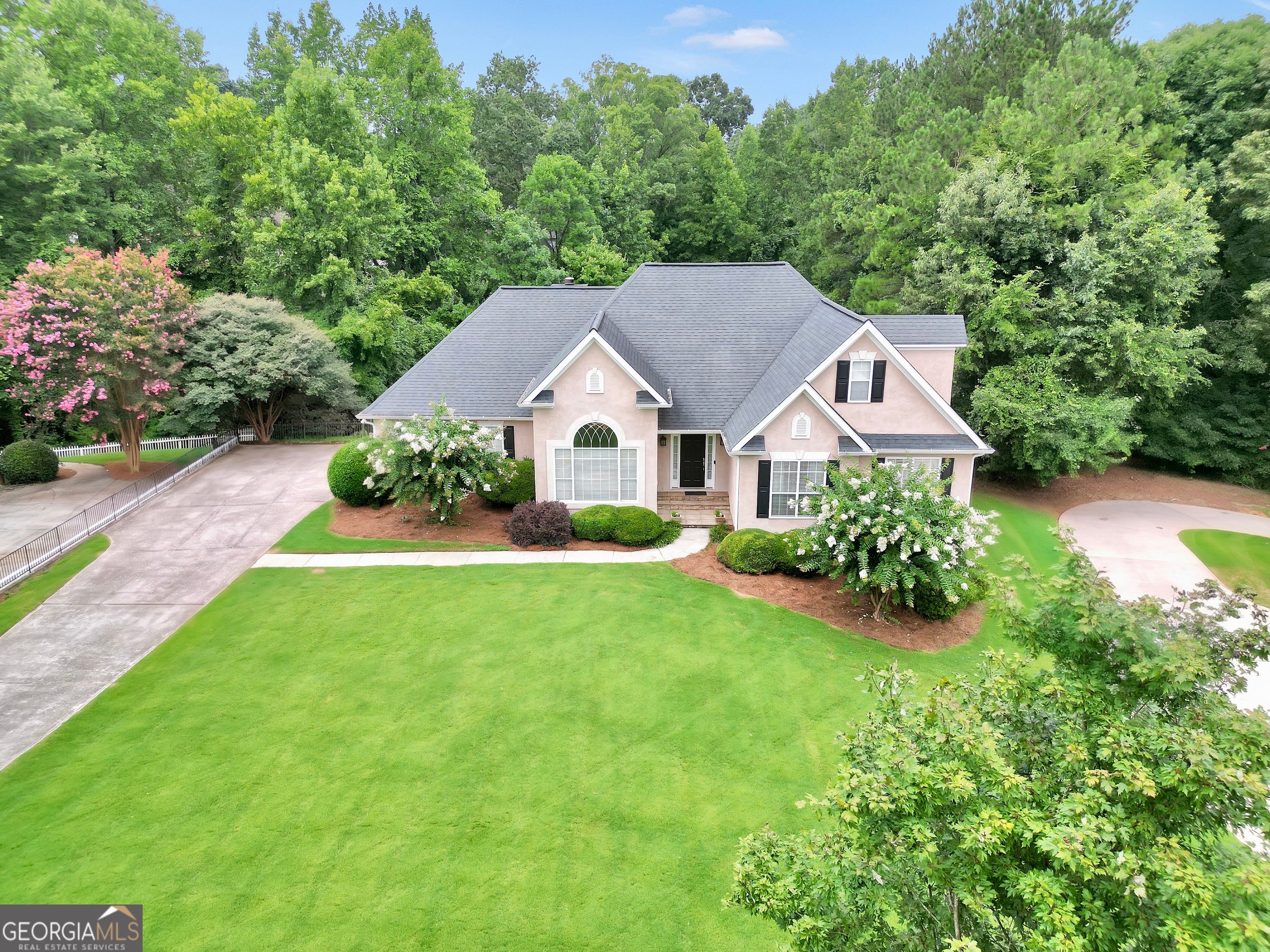 825 Deerwood DR
