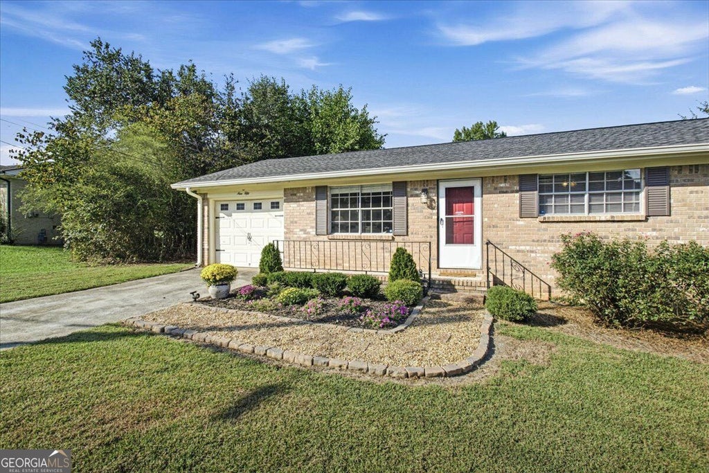 Photo of 950 Meadowbrook Lane NW, Conyers, GA 30012 (MLS # 10854091)