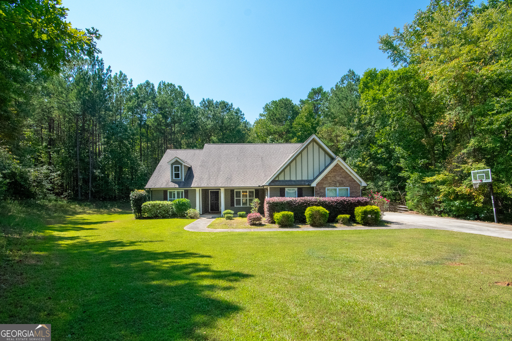 Charming 3-bedroom, 2-bath home on over an acre with a fenced backyard and garage parking. The open floor plan features high ceilings, tray ceilings, and a cozy wood-burning fireplace. The kitchen is equipped with stainless steel appliances, including refrigerator, oven/range combo, microwave, and dishwasher. The primary suite on the main offers a walk-in closet, double vanity, soaking tub, and tiled shower. Outdoor living is easy with both a front porch and back patio. Additional features include a laundry closet, pull-down attic stairs, and ample off-street parking with a garage and parking pad. Neighborhood offers a nature path, and fencing can be connected for electric use.