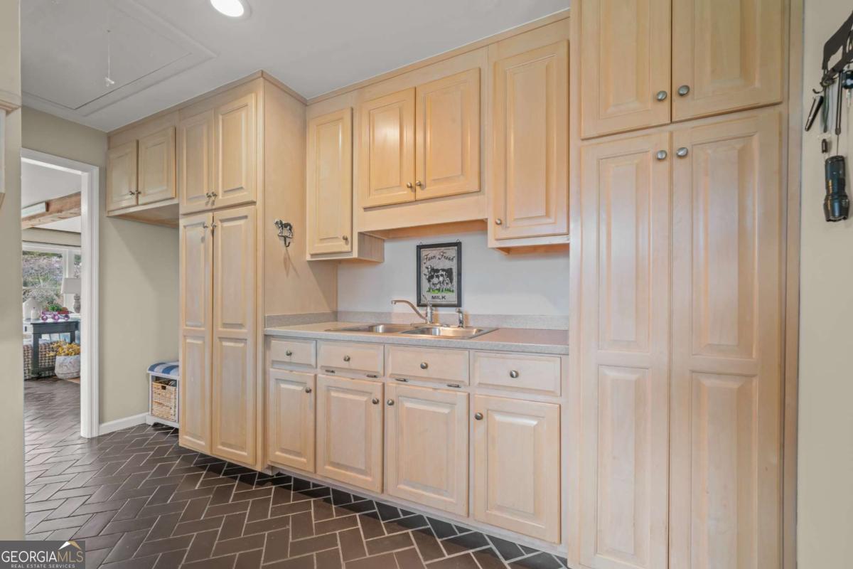 1656 Highway 140 NW