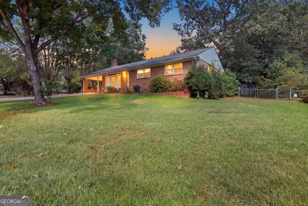Photo of 327 Poplar Street, Toccoa, GA 30577 (MLS # 10853284)