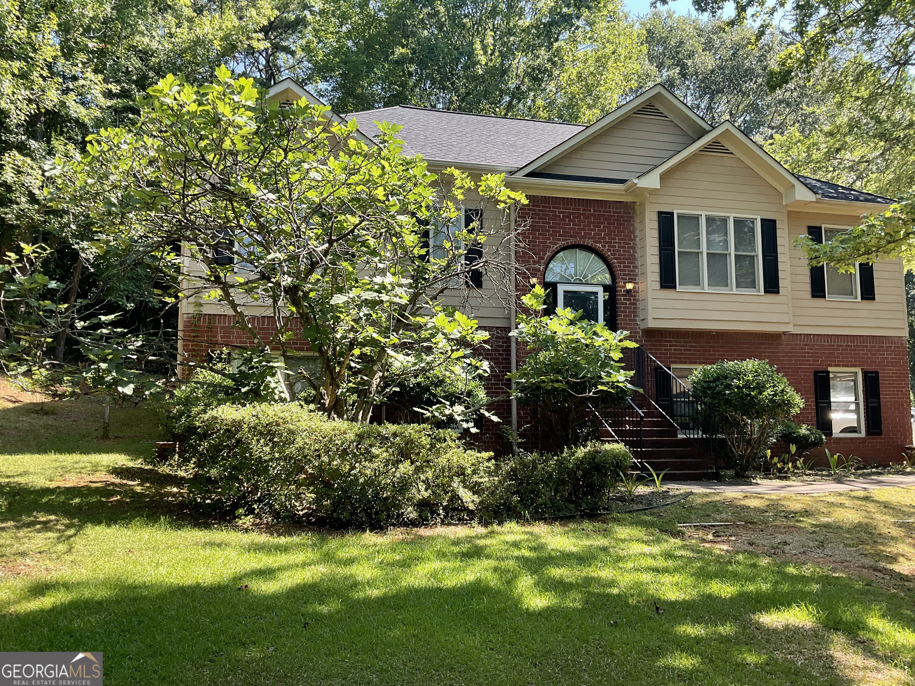 Welcome to this spacious split foyer home nestled on a quiet cul-de-sac lot! This home offers 3 bedrooms and 2 full bathrooms on the upper level, along with a cozy family room with a fireplace and a separate dining room, and a kitchen with a breakfast area- perfect for everyday living and entertaining. Downstairs, you'll find even more space with a large second family room, two versatile bonus rooms ideal for an office, guest room, or workout space, and a convenient half bath. Enjoy outdoor living in the fenced-in area, offering privacy and room to play, garden, or relax. Located on a cul-de-sac, this home combines space, comfort, and a great location-don't miss out!