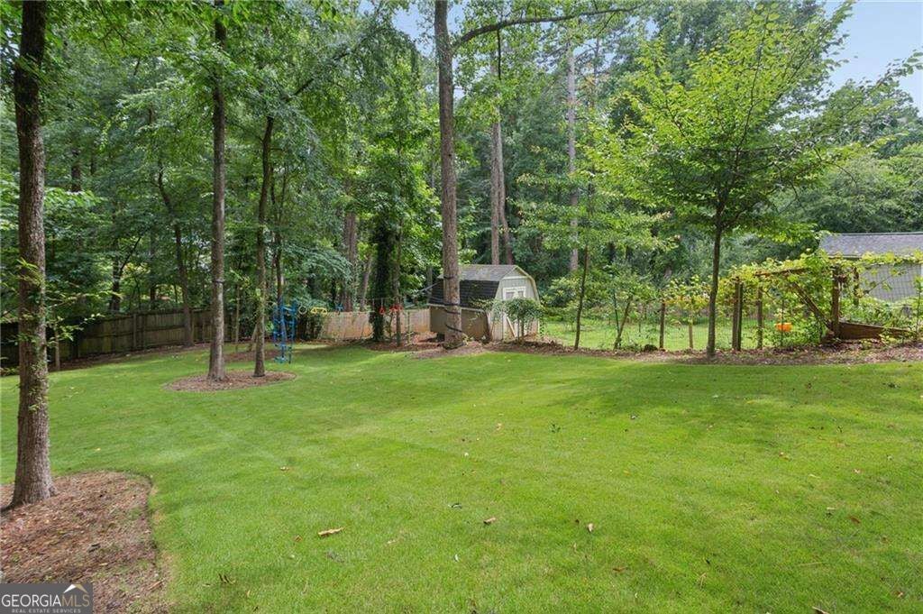 3825 Creekview DR NE
