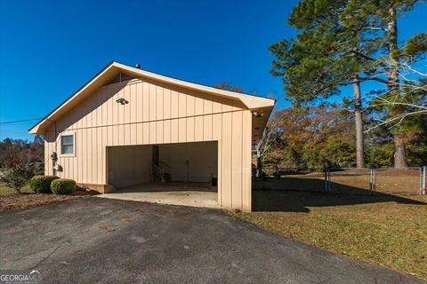 A home in Fort Valley