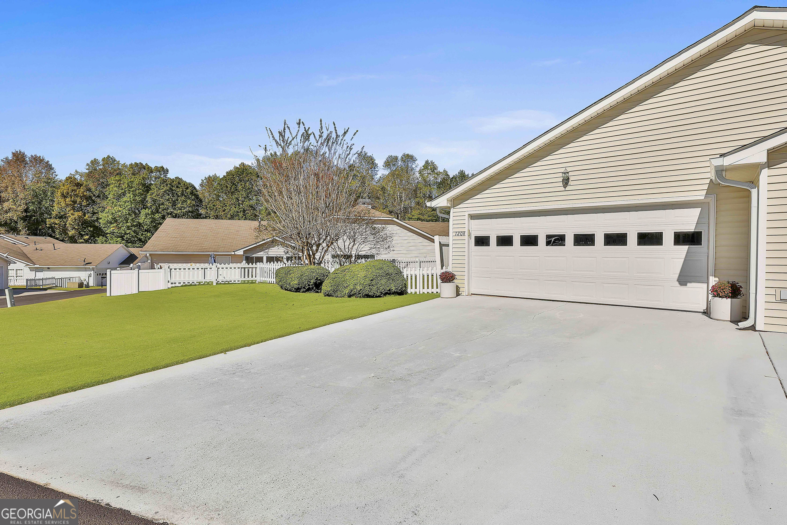 Peachtree City, Georgia 30269, United States, 2 Bedrooms Bedrooms, ,2 BathroomsBathrooms,Residential,Active,238110