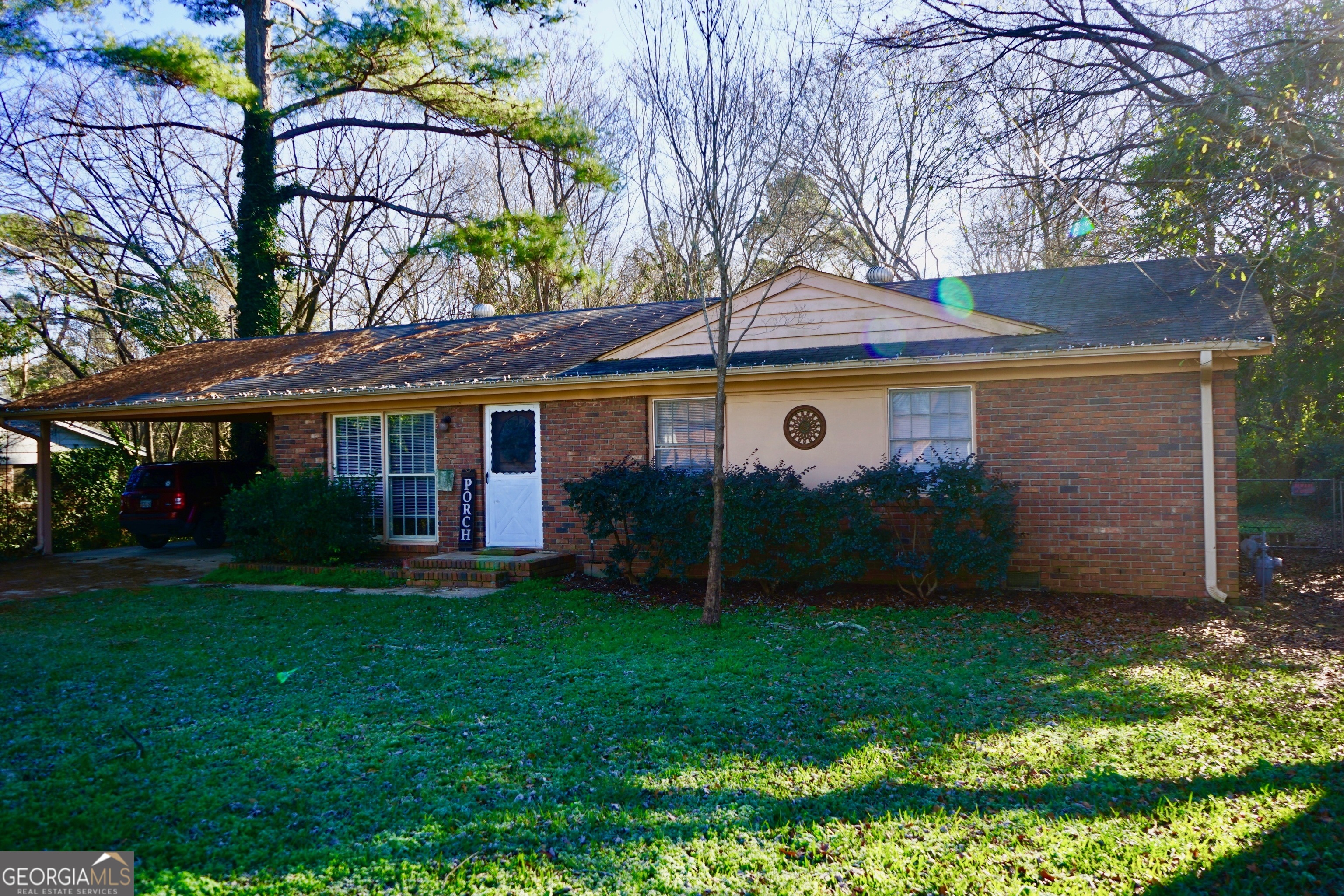 AVAILABLE 8/1/25! 3bed/2bath Eastside house. Convenient location, 1/2 mile to grocery stores, shopping, and restaurants. Home features a large fenced backyard, hardwood floors, washer/dryer, dishwasher.