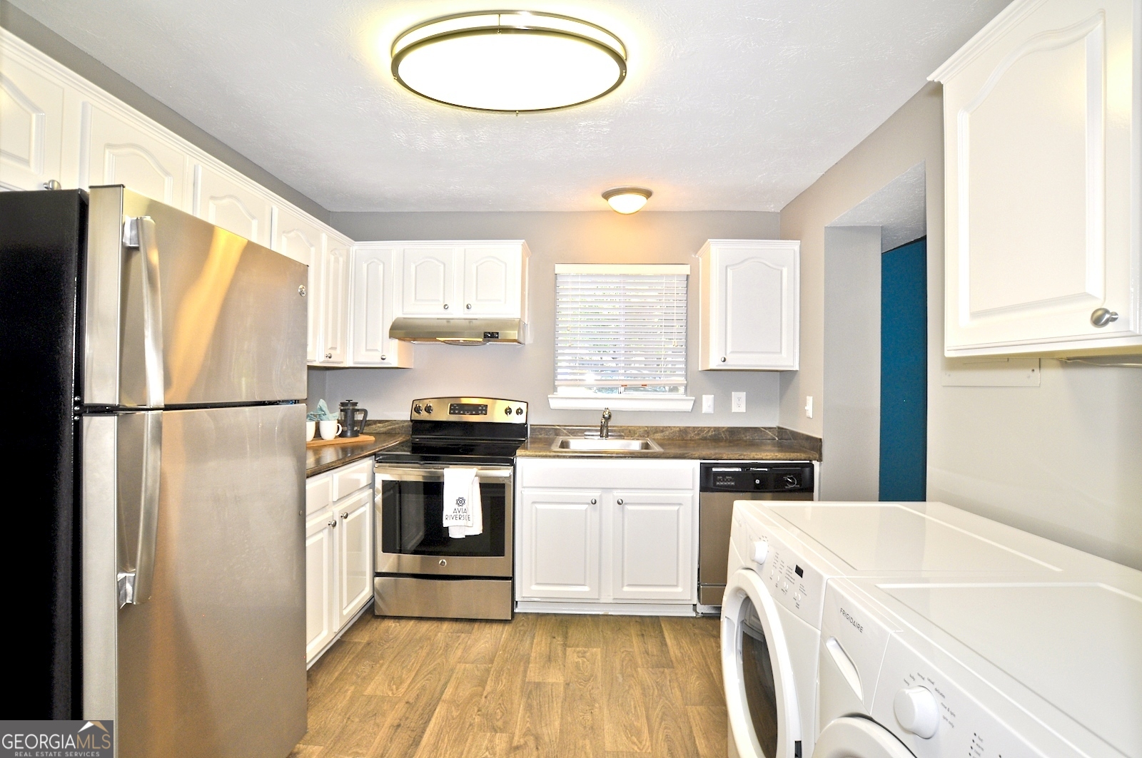 Close to the Chattahoochee River & National rec area. 20min to Atlanta. Newly renovated units. Stainless steel appliances, walk-in closets, plank flooring, river views, open spacious layouts, custom cabinetry. Expansive Sundecks & Swimming Pools. Cyber Cafe. State of the Art Fitness Center. Gourmet Kitchens. Wood Burning Fireplaces in some units. Large private balcony or patios.