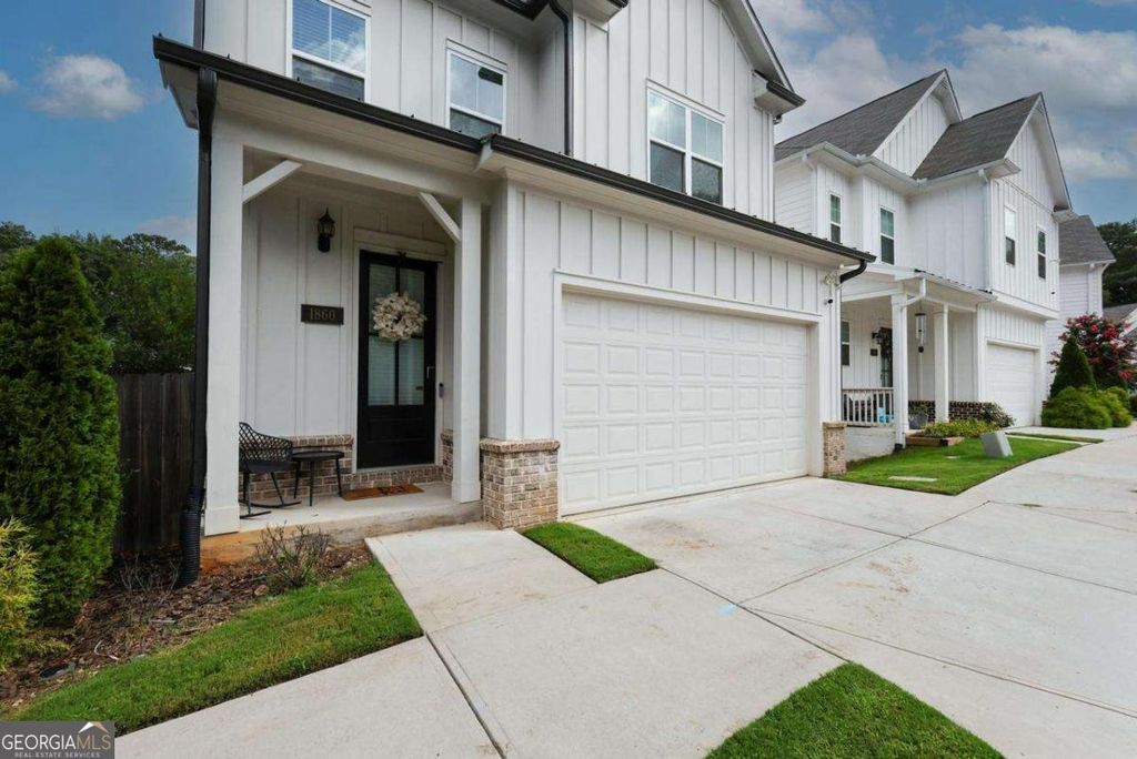 Photo of 1860 NW Commons Place, Atlanta, GA 30318 (MLS # 10811204)