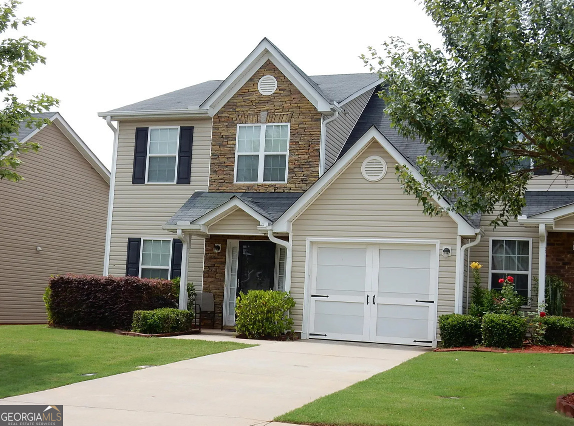 Great 3bed/2.5 bath located in nice family community. Conveniently located; 1.5 miles from Publix and many restaurant options. 2.5 miles from 75North/South.