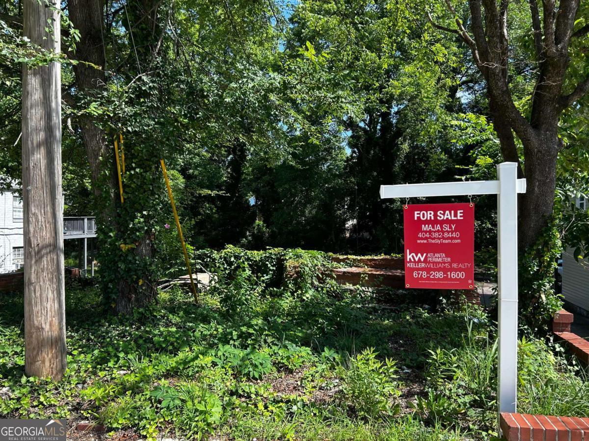 Large in-town lot! Ready for your plan!