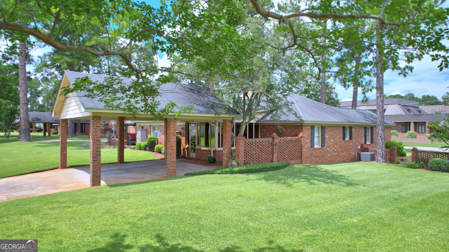 2300 Tuxedo LN