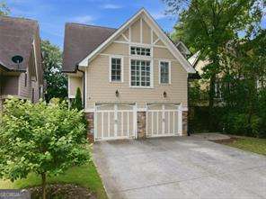 1041 Pine Grove AVE NE