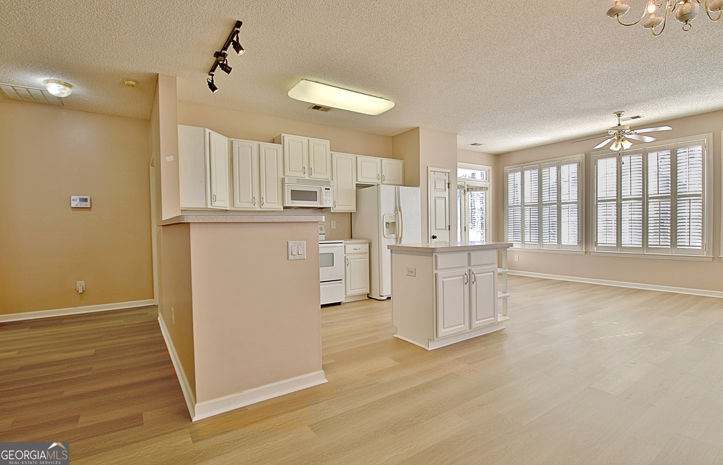 Newnan, Georgia 30265, United States, 2 Bedrooms Bedrooms, ,2 BathroomsBathrooms,Residential,Pending,38134