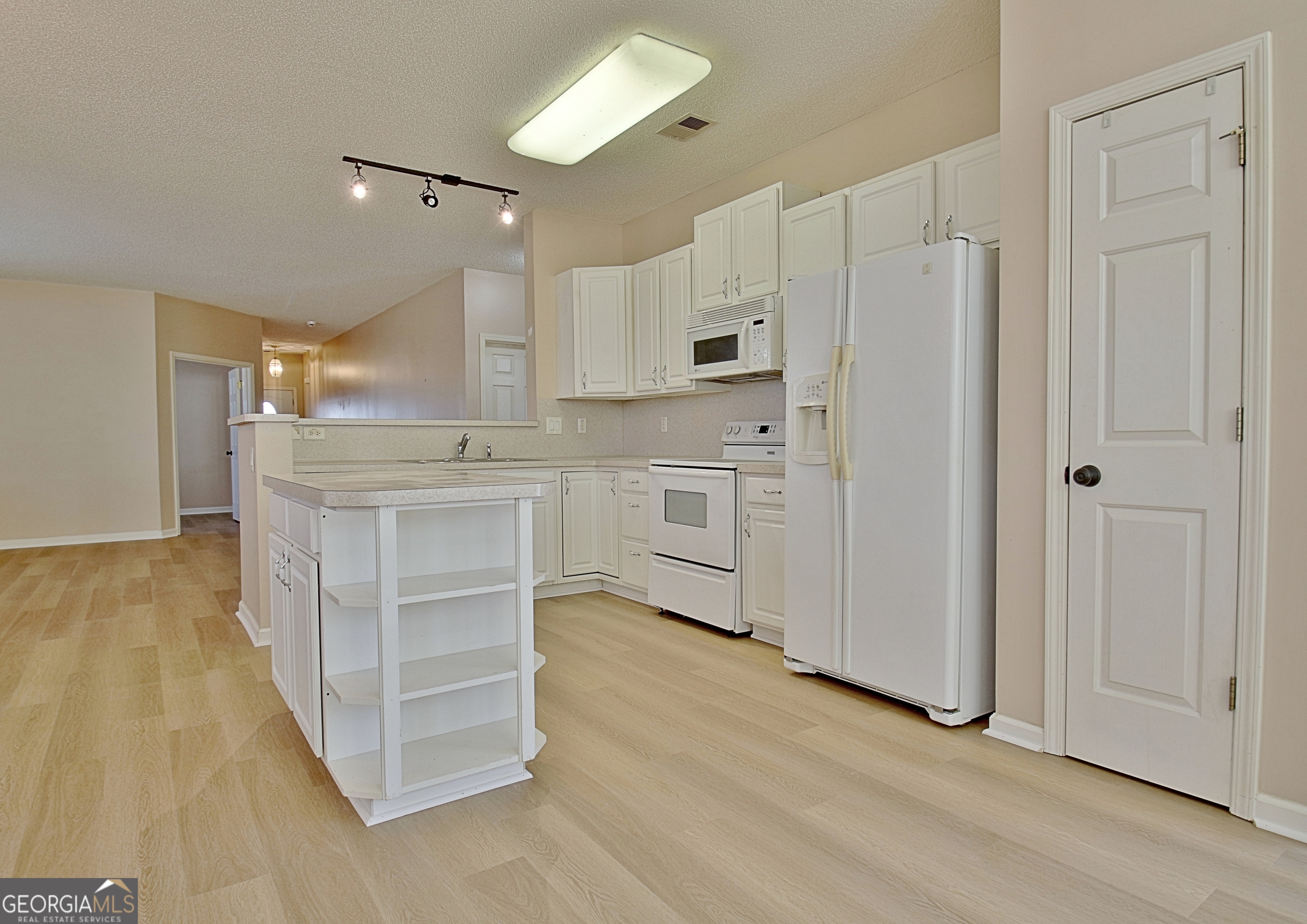 Newnan, Georgia 30265, United States, 2 Bedrooms Bedrooms, ,2 BathroomsBathrooms,Residential,Pending,38134