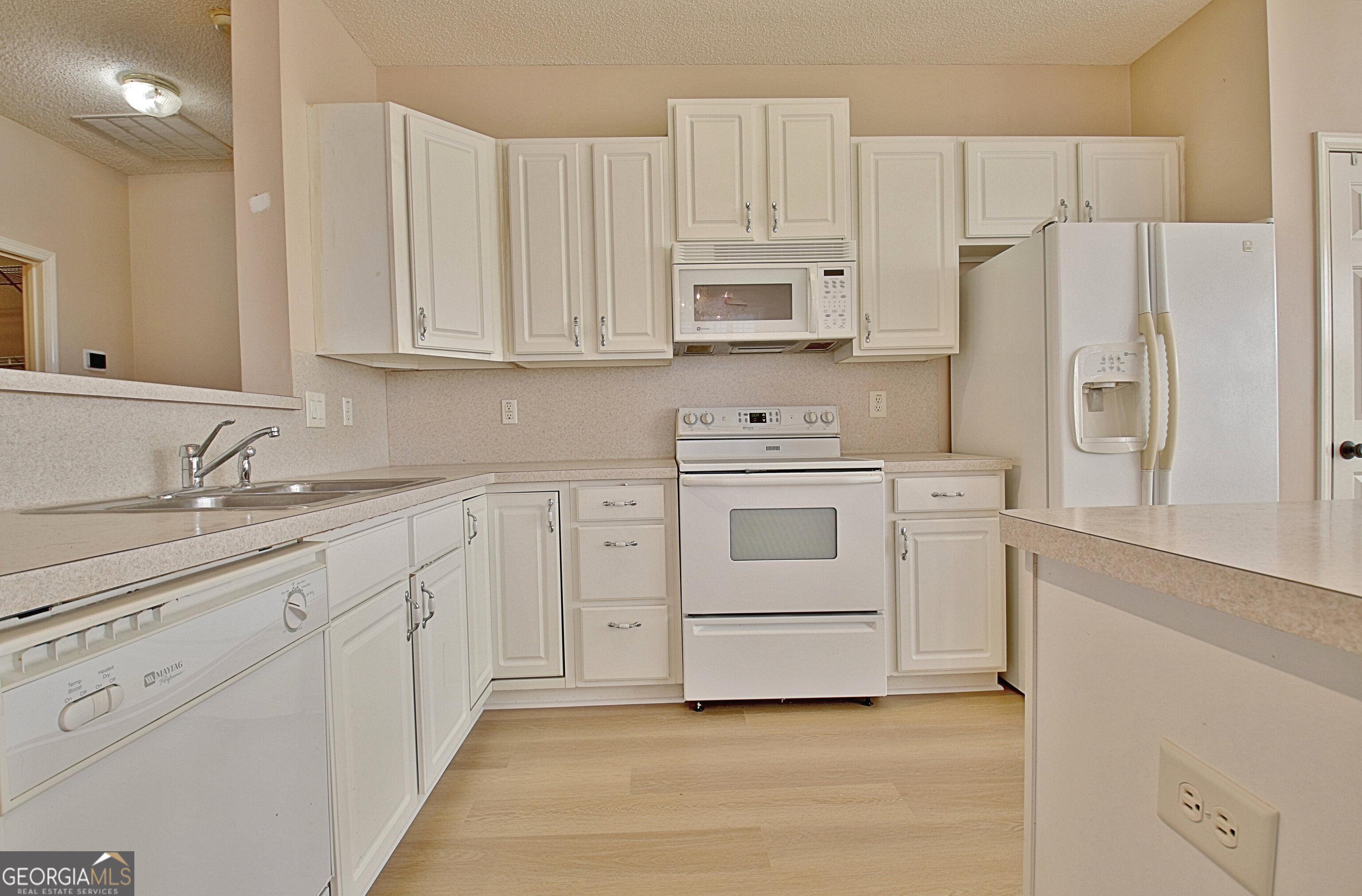 Newnan, Georgia 30265, United States, 2 Bedrooms Bedrooms, ,2 BathroomsBathrooms,Residential,Pending,38134