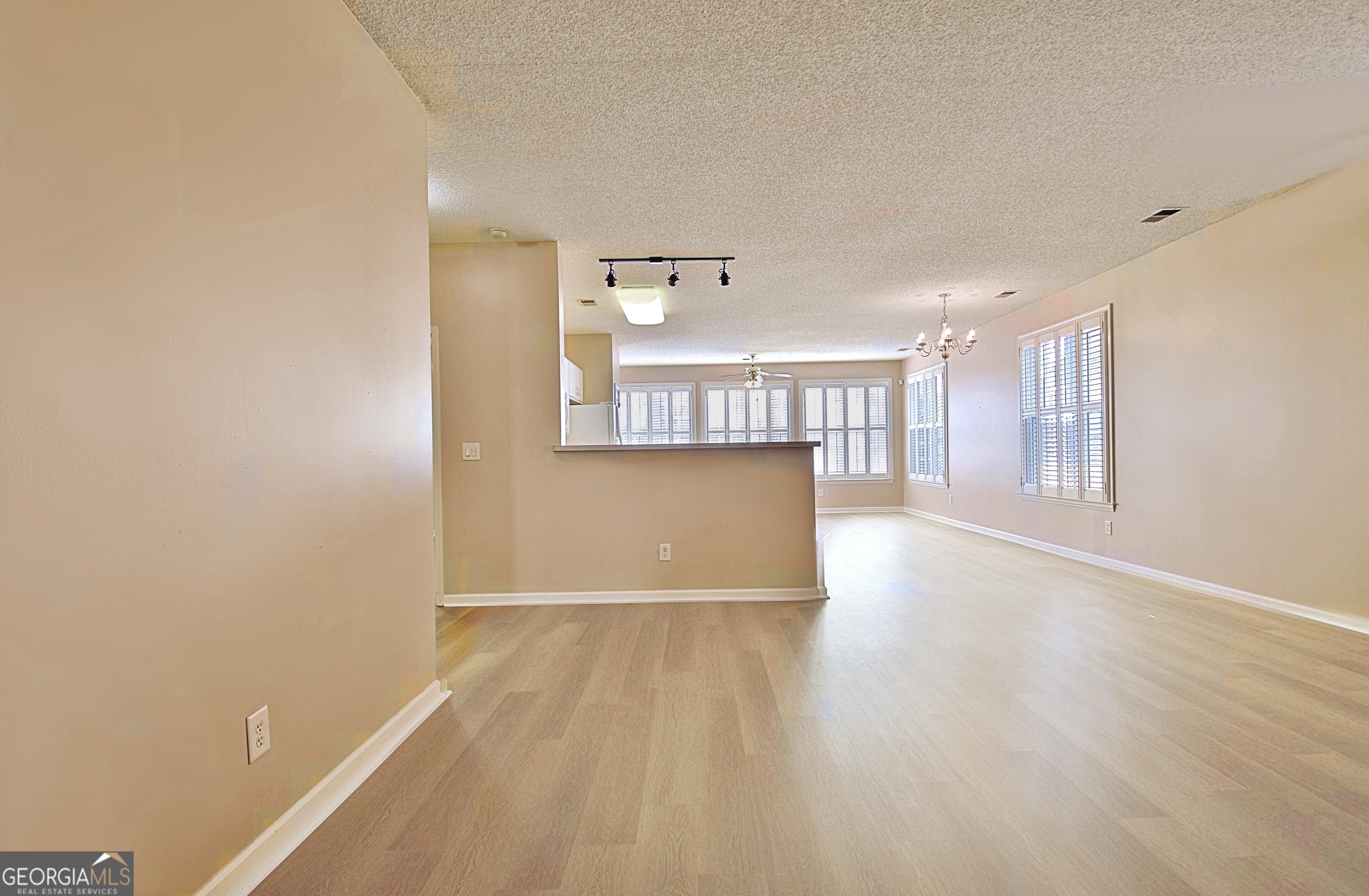 Newnan, Georgia 30265, United States, 2 Bedrooms Bedrooms, ,2 BathroomsBathrooms,Residential,Pending,38134