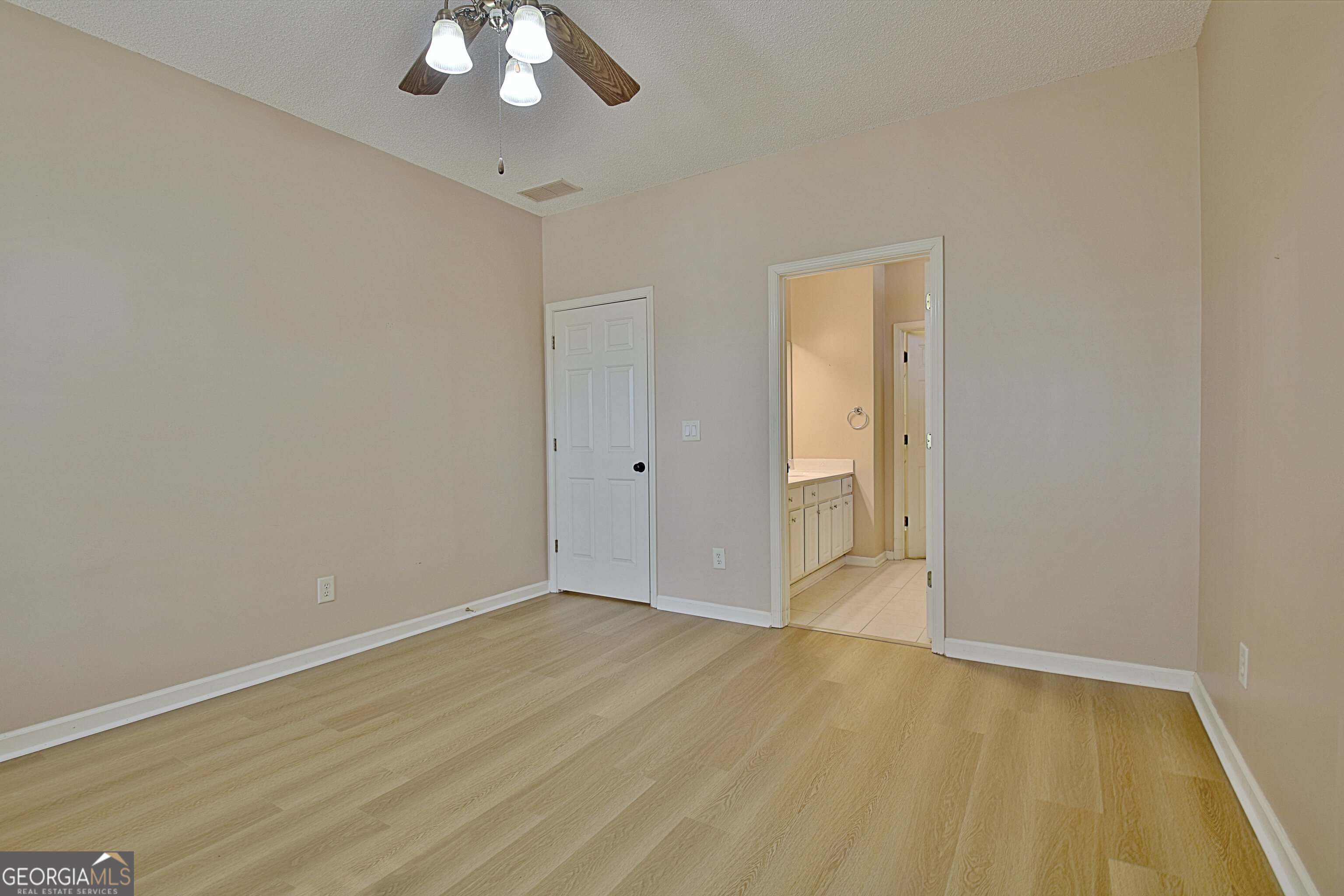 Newnan, Georgia 30265, United States, 2 Bedrooms Bedrooms, ,2 BathroomsBathrooms,Residential,Pending,38134