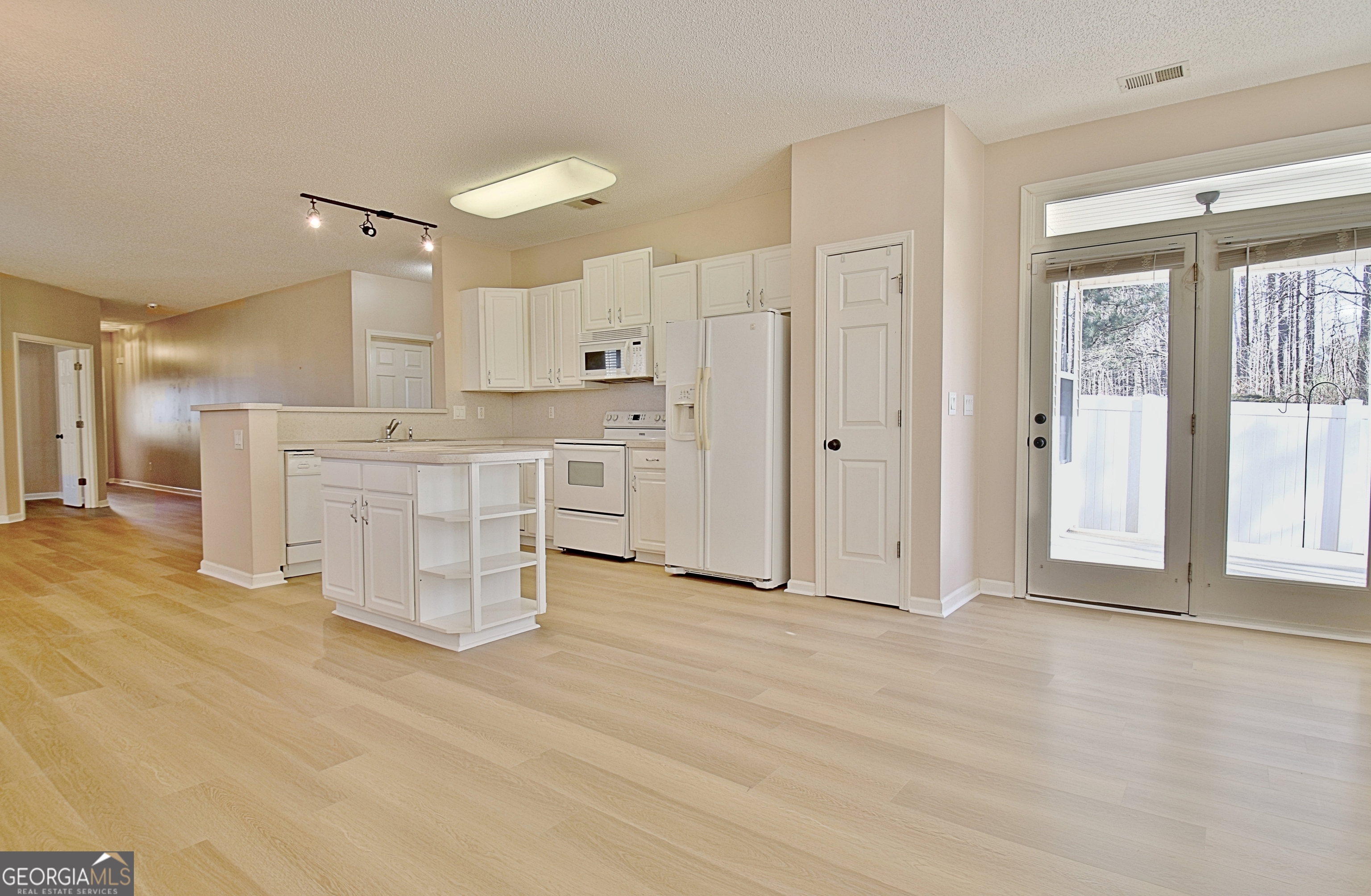 Newnan, Georgia 30265, United States, 2 Bedrooms Bedrooms, ,2 BathroomsBathrooms,Residential,Pending,38134